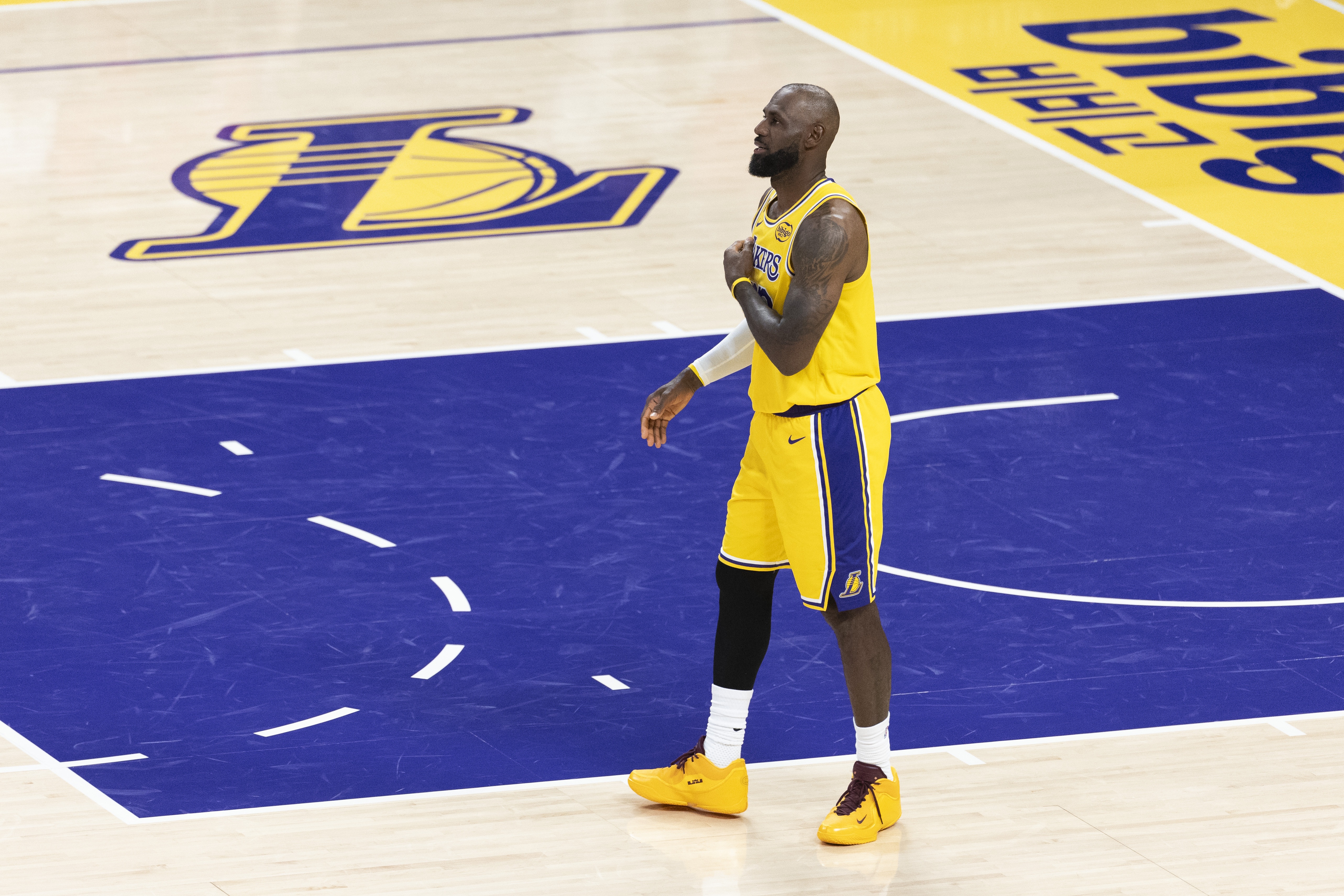 乐鱼体育-Shams：詹姆斯本人&amp;联盟感觉他会再打一年 湖人表现影响他的未来